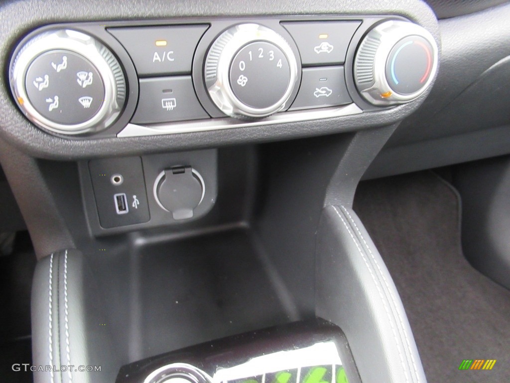 2019 Nissan Kicks S Controls Photo #135651964