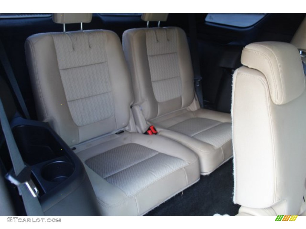 2016 Explorer FWD - Oxford White / Medium Light Camel photo #25