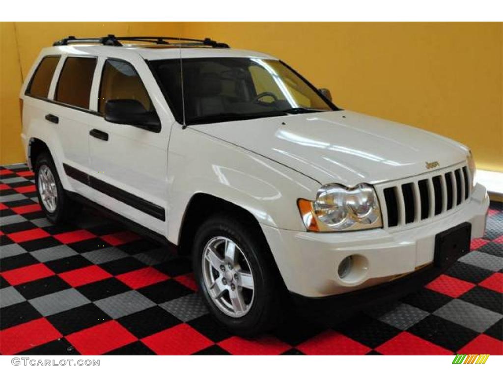 2005 Grand Cherokee Laredo 4x4 - Stone White / Khaki photo #1
