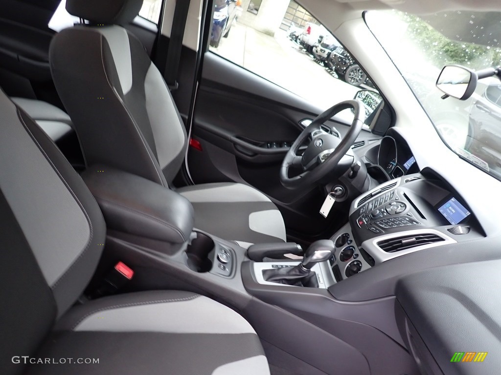 2014 Focus SE Sedan - Oxford White / Charcoal Black photo #11