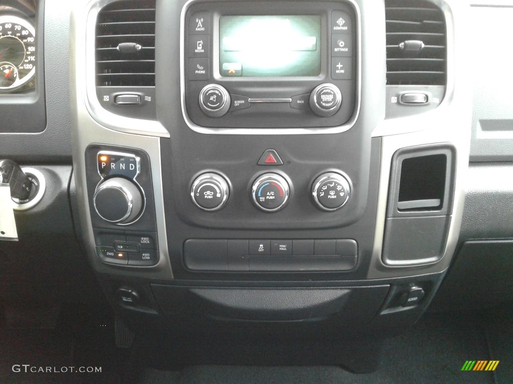2018 1500 Big Horn Crew Cab 4x4 - Bright Silver Metallic / Black/Diesel Gray photo #17