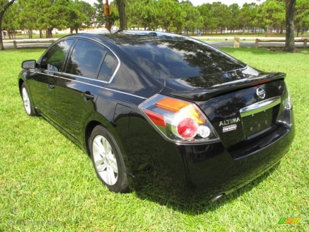 2011 Altima 3.5 SR - Super Black / Charcoal photo #6