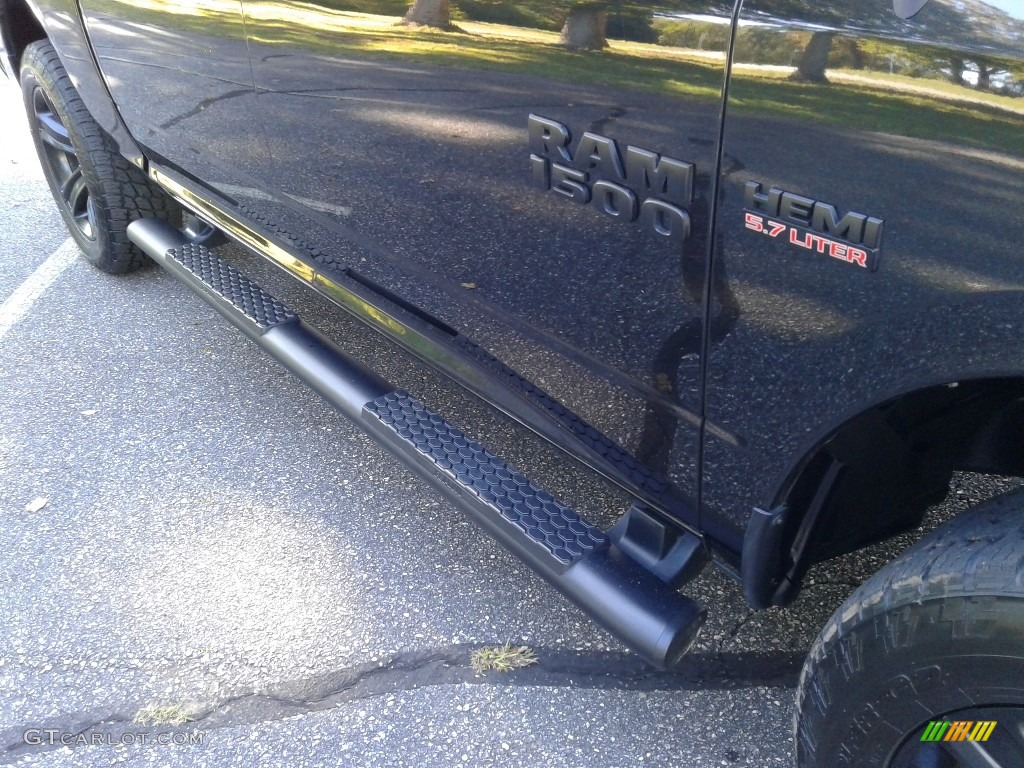 2018 1500 Night Crew Cab 4x4 - Brilliant Black Crystal Pearl / Black photo #32