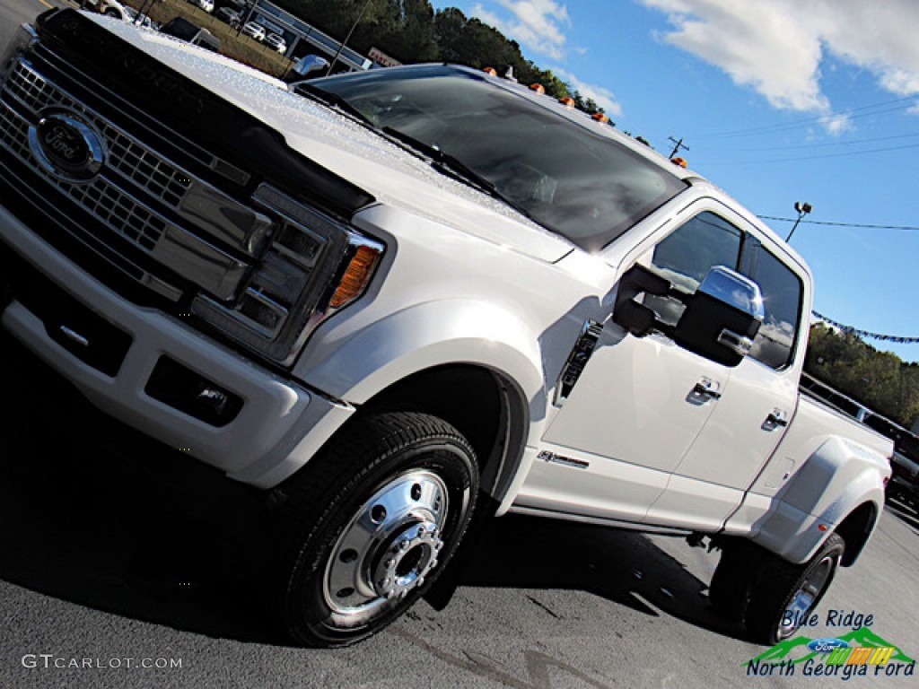 2019 F450 Super Duty Platinum Crew Cab 4x4 - White Platinum Metallic Tri-Coat / Black photo #36