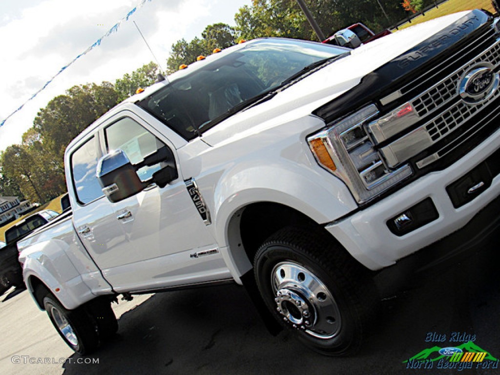 2019 F450 Super Duty Platinum Crew Cab 4x4 - White Platinum Metallic Tri-Coat / Black photo #37