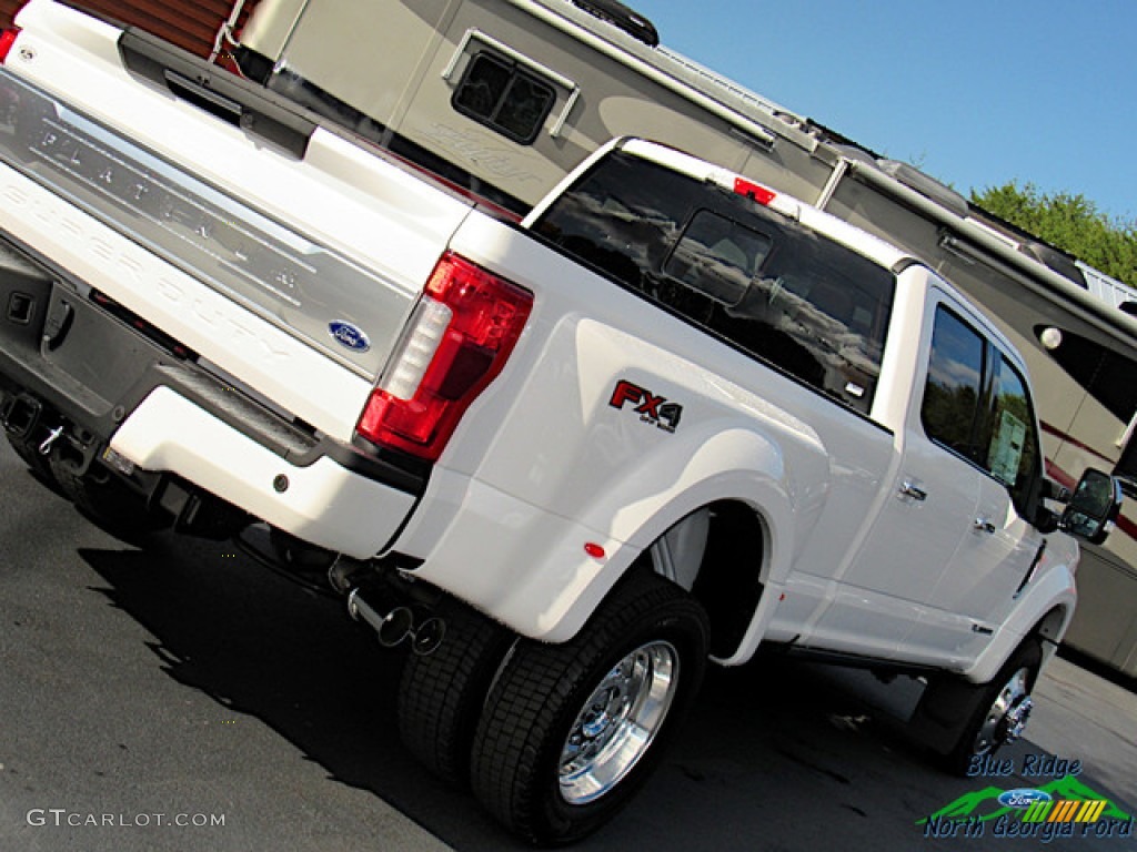2019 F450 Super Duty Platinum Crew Cab 4x4 - White Platinum Metallic Tri-Coat / Black photo #38