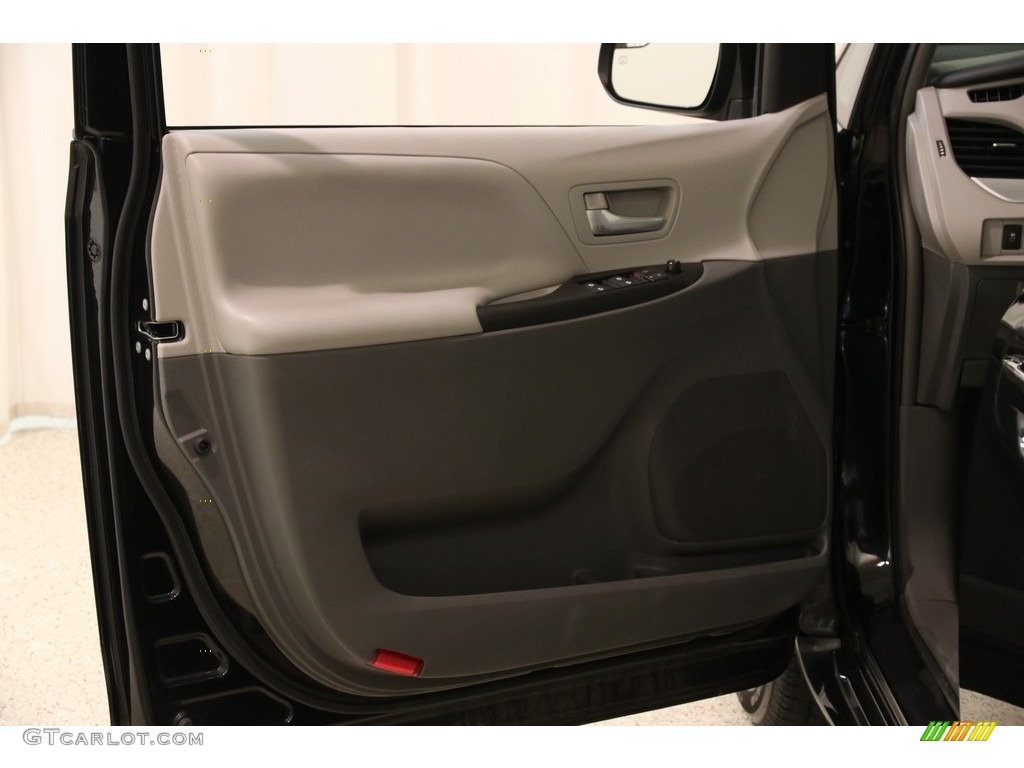 2017 Sienna LE - Midnight Black Metallic / Ash photo #4