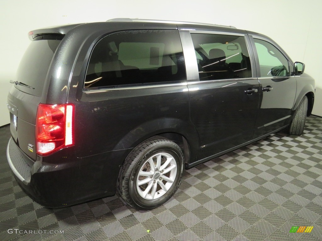 2018 Grand Caravan SXT - Black Onyx Crystal Pearl / Black photo #16