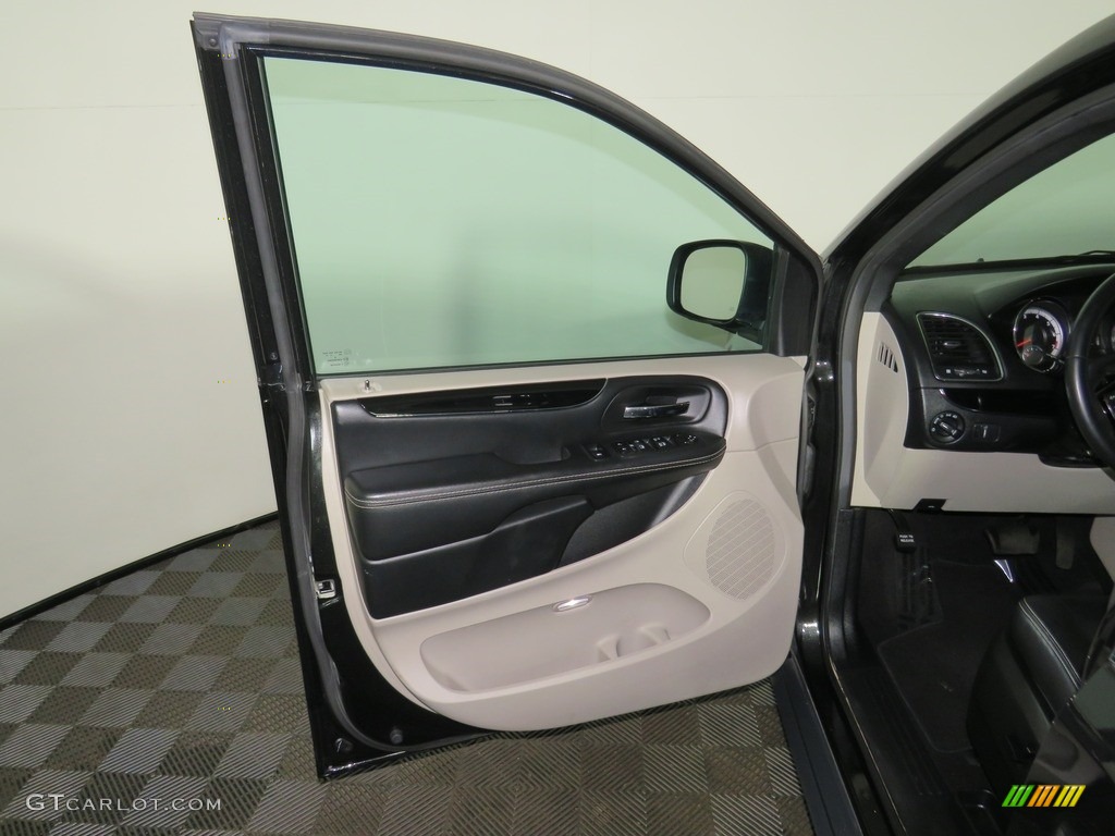 2018 Grand Caravan SXT - Black Onyx Crystal Pearl / Black photo #18