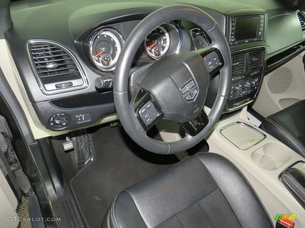 2018 Grand Caravan SXT - Black Onyx Crystal Pearl / Black photo #20