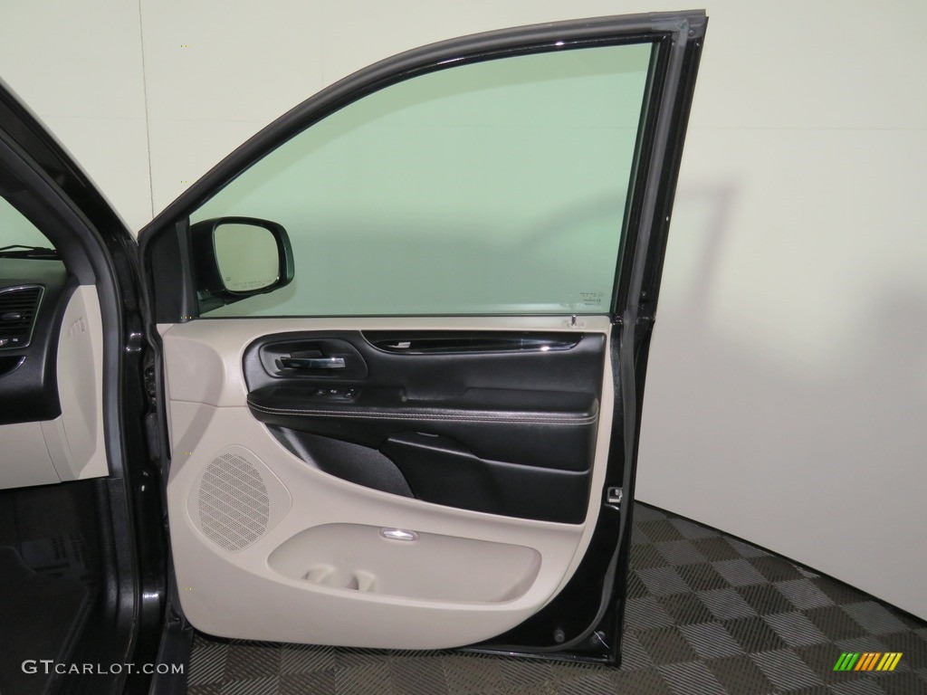 2018 Grand Caravan SXT - Black Onyx Crystal Pearl / Black photo #25