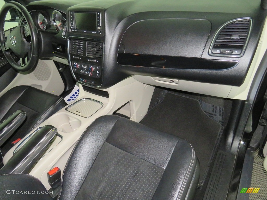 2018 Grand Caravan SXT - Black Onyx Crystal Pearl / Black photo #27