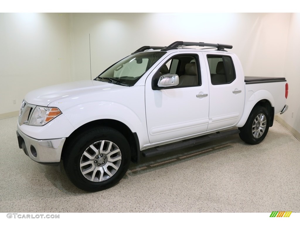 2012 Frontier SL Crew Cab 4x4 - Avalanche White / Beige photo #3