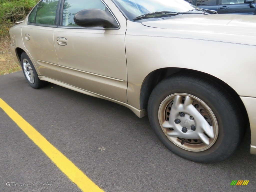 2005 Grand Am SE Sedan - Champagne Beige Metallic / Dark Taupe photo #3