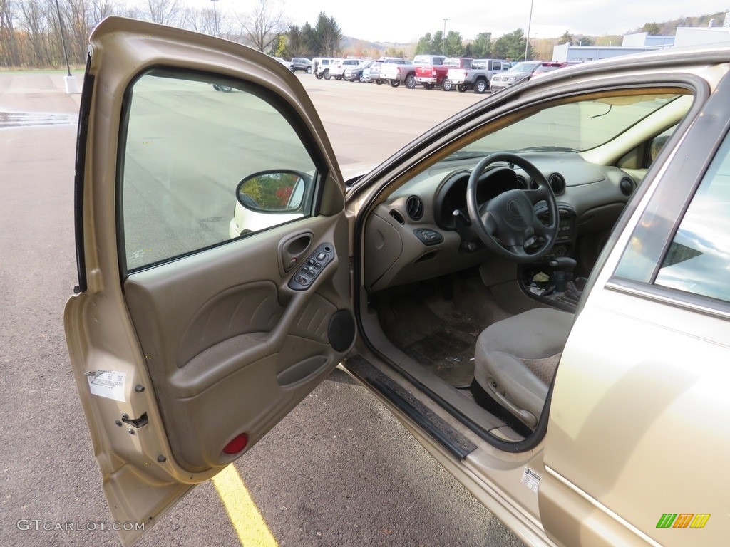 2005 Grand Am SE Sedan - Champagne Beige Metallic / Dark Taupe photo #7