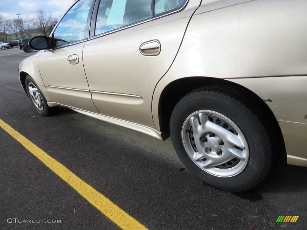 2005 Grand Am SE Sedan - Champagne Beige Metallic / Dark Taupe photo #10