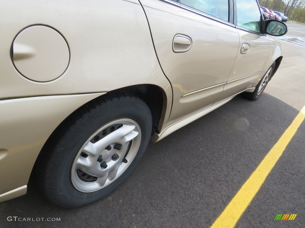 2005 Grand Am SE Sedan - Champagne Beige Metallic / Dark Taupe photo #14