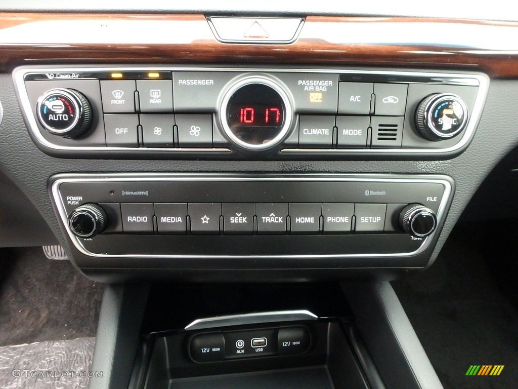 2019 Kia Cadenza Premium Controls Photos