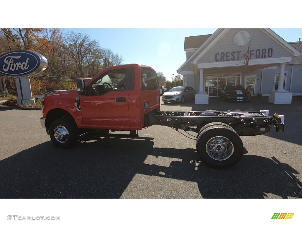 2019 F350 Super Duty XL Regular Cab 4x4 Chassis - Race Red / Earth Gray photo #14