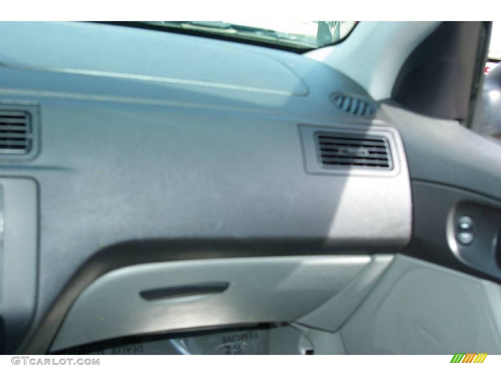 2007 Focus ZX4 SE Sedan - Liquid Grey Metallic / Charcoal/Light Flint photo #19