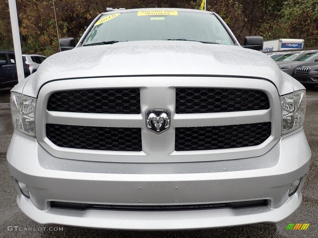 2018 1500 Express Quad Cab 4x4 - Bright Silver Metallic / Black/Diesel Gray photo #9