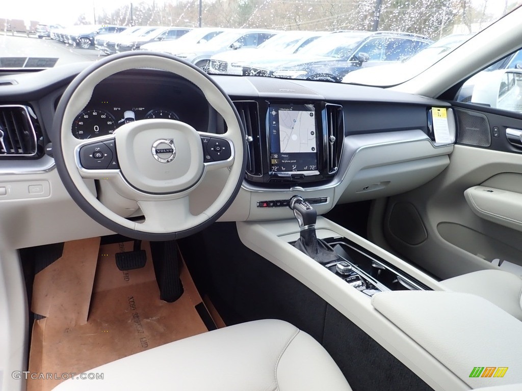 Blonde Interior 2020 Volvo XC60 T6 AWD Momentum Photo #135997046