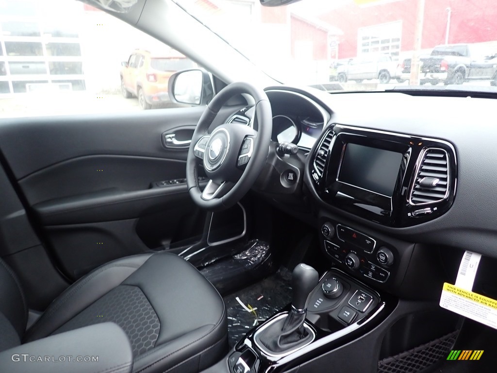 2020 Compass Latitude 4x4 - White / Black photo #10