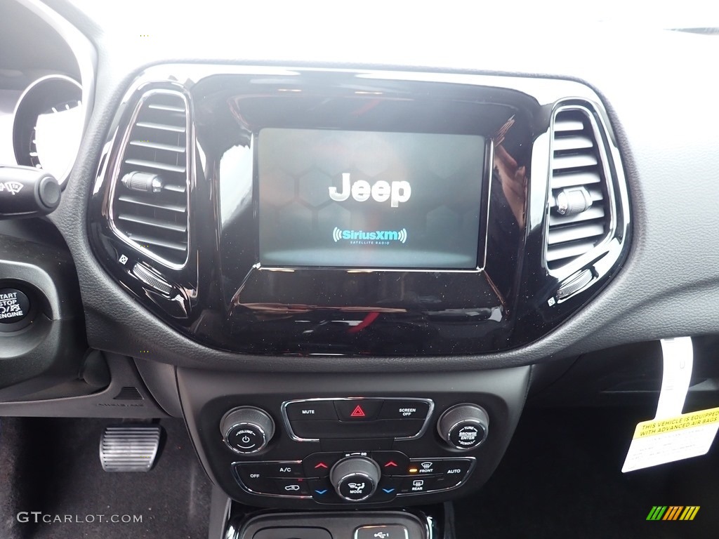 2020 Compass Latitude 4x4 - White / Black photo #16