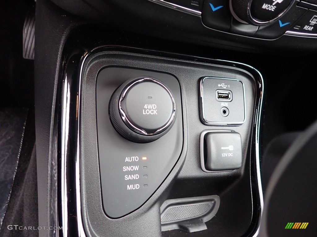 2020 Compass Latitude 4x4 - White / Black photo #18