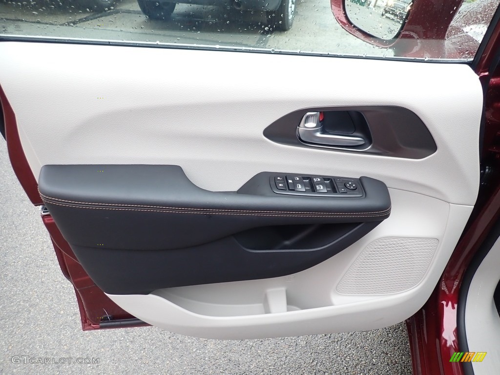 2020 Chrysler Pacifica Touring Alloy/Black Door Panel Photo #136180222