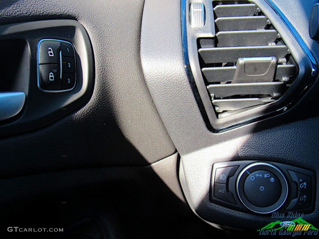 2019 Escape Titanium 4WD - White Platinum / Chromite Gray/Charcoal Black photo #24