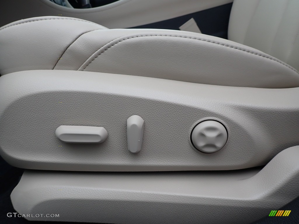 Light Neutral Interior 2020 Buick Envision Essence AWD Photo #136280117