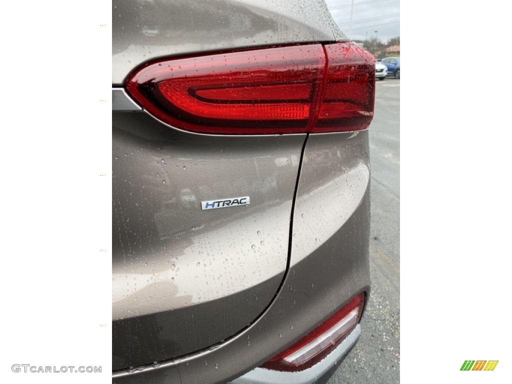 2020 Hyundai Santa Fe SE AWD Marks and Logos Photos