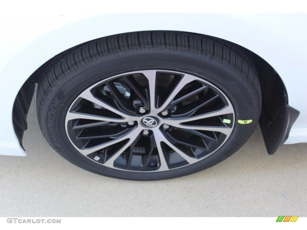2020 Toyota Camry SE Wheel Photos