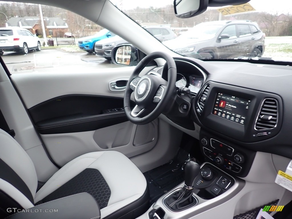 2020 Compass Latitude 4x4 - Jazz Blue Pearl / Ski Gray/Black photo #11