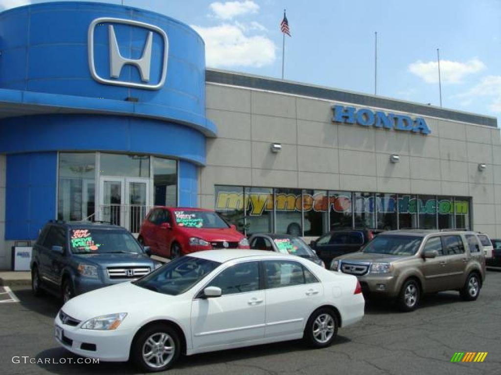 2006 Accord SE Sedan - Taffeta White / Ivory photo #1