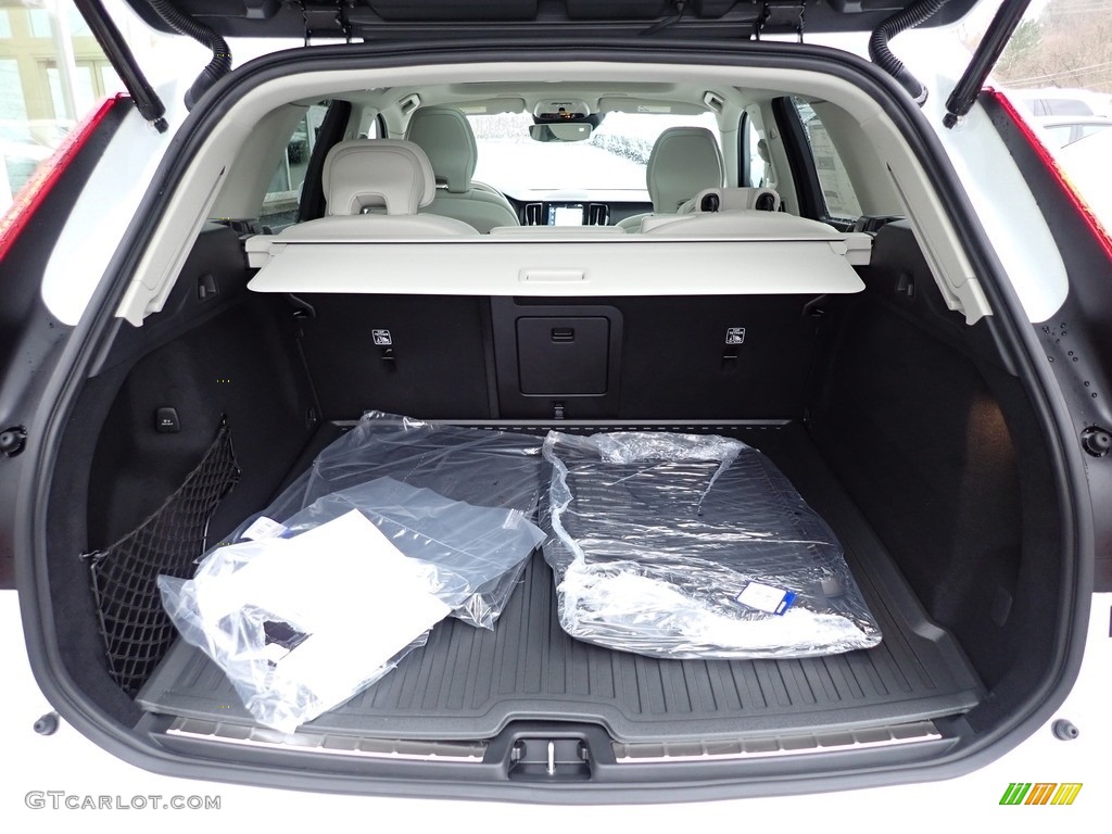 2020 Volvo XC60 T6 AWD Momentum Trunk Photo #136339016