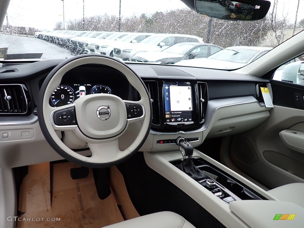 2020 Volvo XC60 T6 AWD Momentum Blonde Dashboard Photo #136339115
