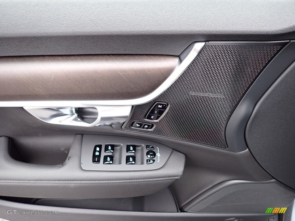 2020 Volvo V90 Cross Country T6 AWD Charcoal Door Panel Photo #136339847