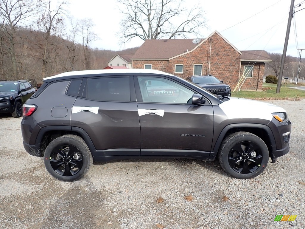 2020 Compass Latitude 4x4 - Granite Crystal Metallic / Black photo #6