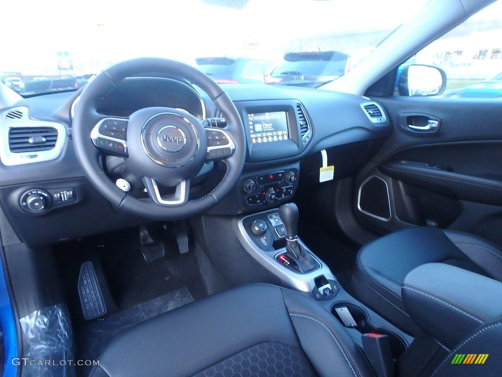 2020 Compass Latitude 4x4 - Jazz Blue Pearl / Black photo #13