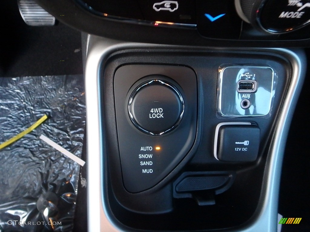 2020 Compass Latitude 4x4 - Jazz Blue Pearl / Black photo #20