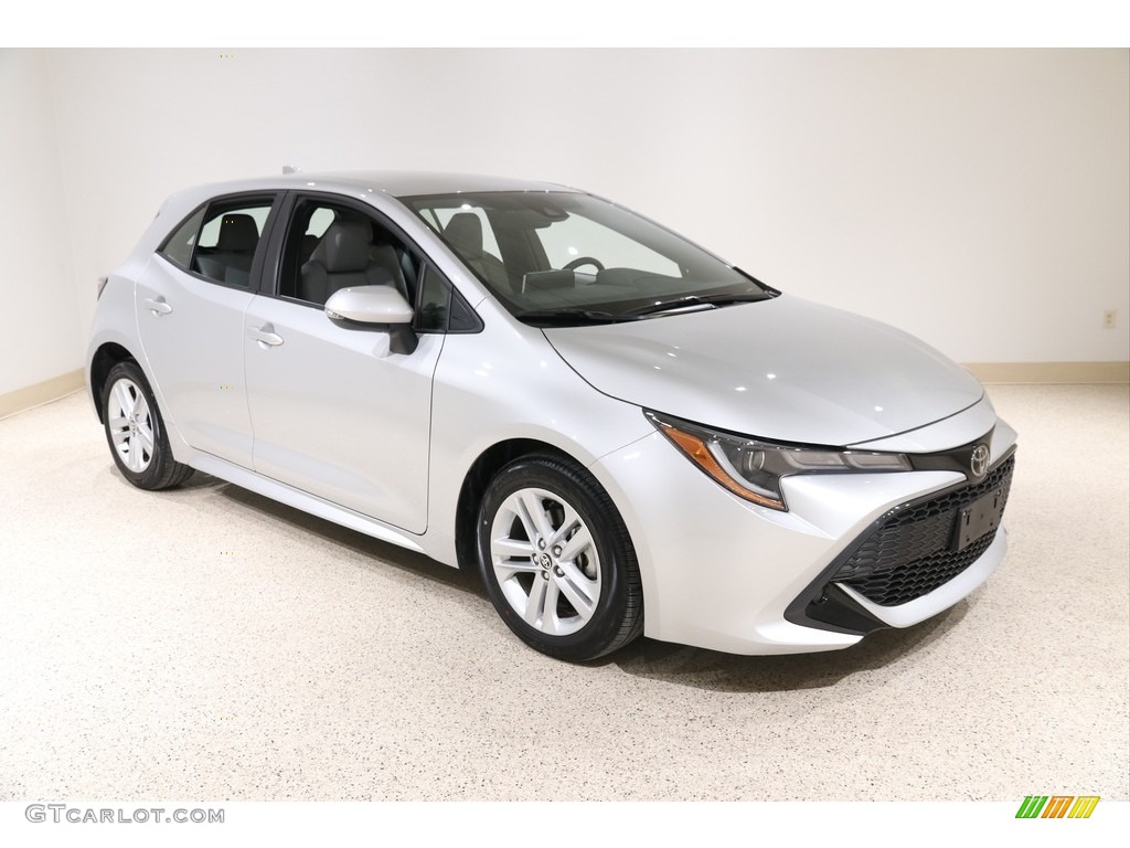 2019 Classic Silver Metallic Toyota Corolla Hatchback SE 136442212