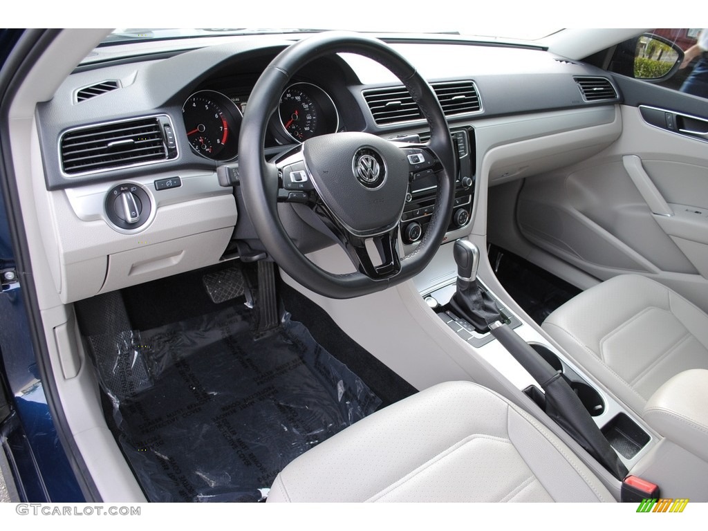 Moonrock Interior 2019 Volkswagen Passat Wolfsburg Photo #136459752