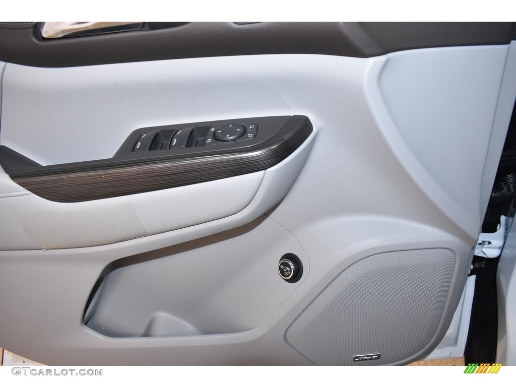 2020 GMC Acadia SLT AWD Cocoa/­Light Ash Gray Door Panel Photo #136489989