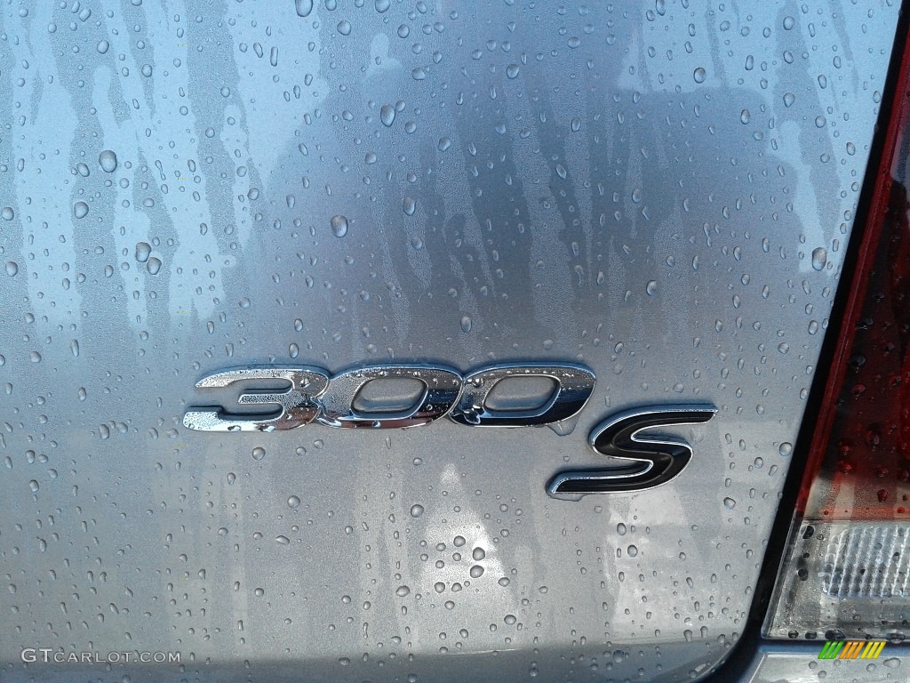 2018 300 S - Billet Silver Metallic / Black photo #9