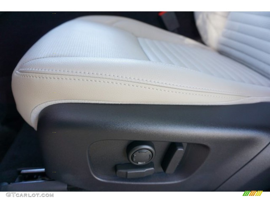 2020 Discovery Sport SE - Indus Silver Metallic / Light Oyster photo #22