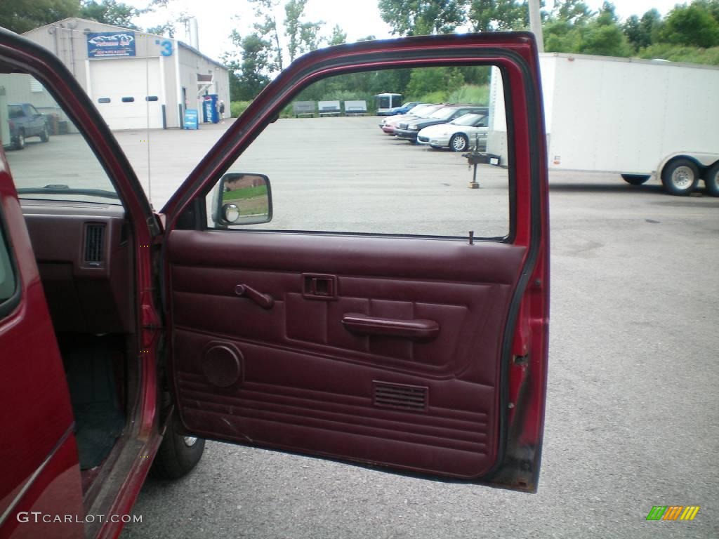 1992 Hardbody Truck Extended Cab - Cherry Red Pearl / Red photo #14
