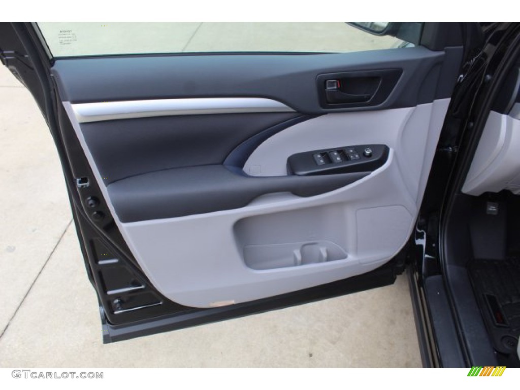 2019 Toyota Highlander LE Ash Door Panel Photo #136625556
