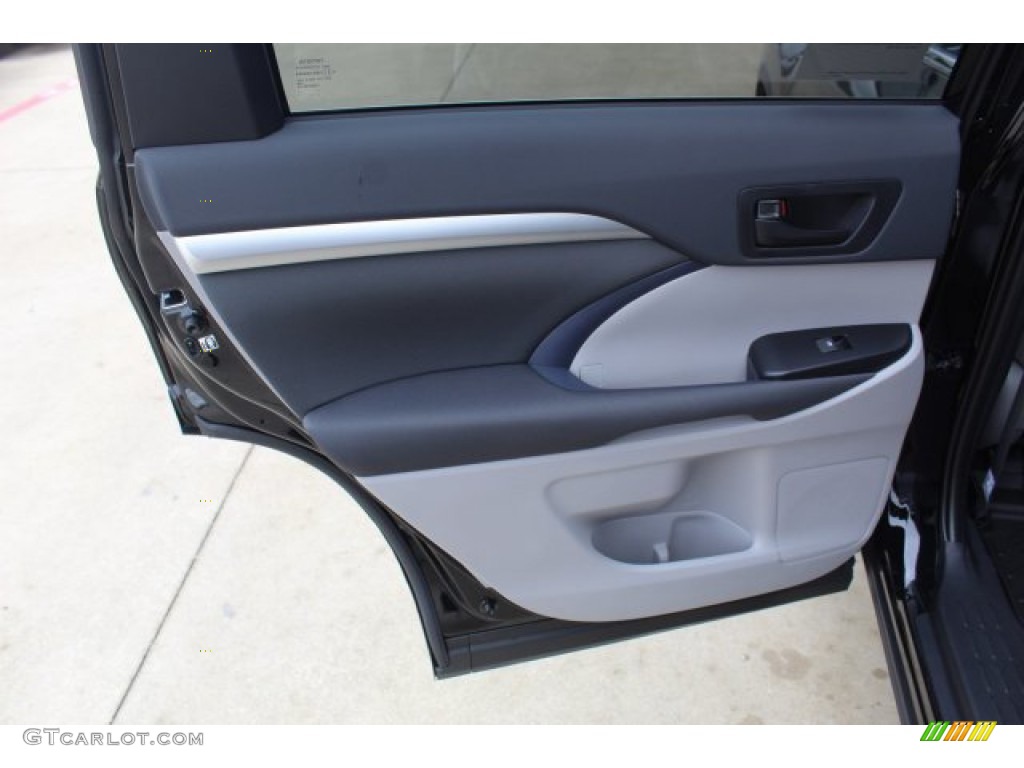 2019 Toyota Highlander LE Ash Door Panel Photo #136625721